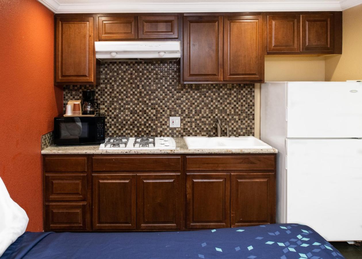Scandia Motel Carlsbad Bagian luar foto