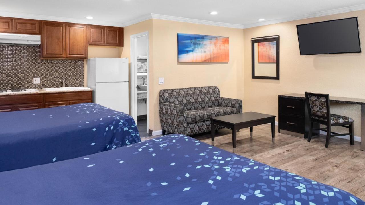 Scandia Motel Carlsbad Bagian luar foto