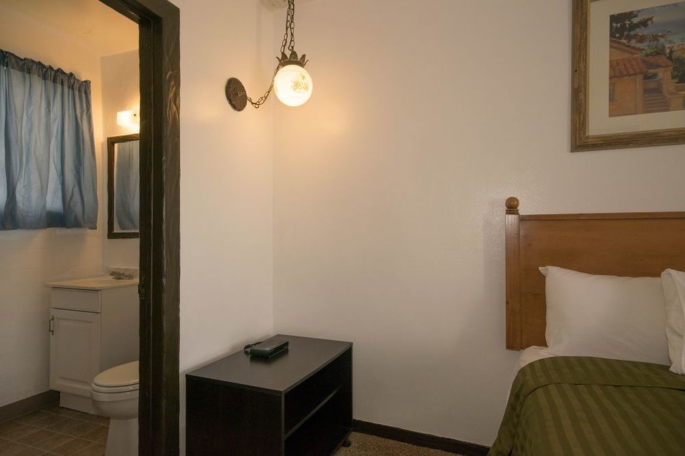 Scandia Motel Carlsbad Bagian luar foto