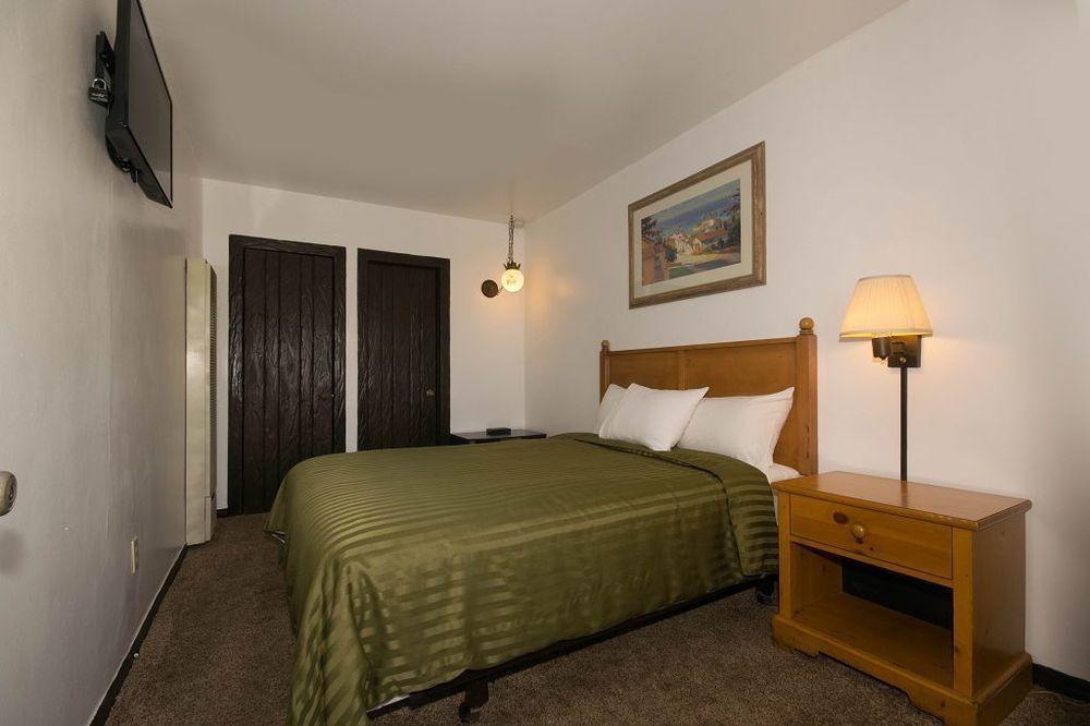 Scandia Motel Carlsbad Bagian luar foto
